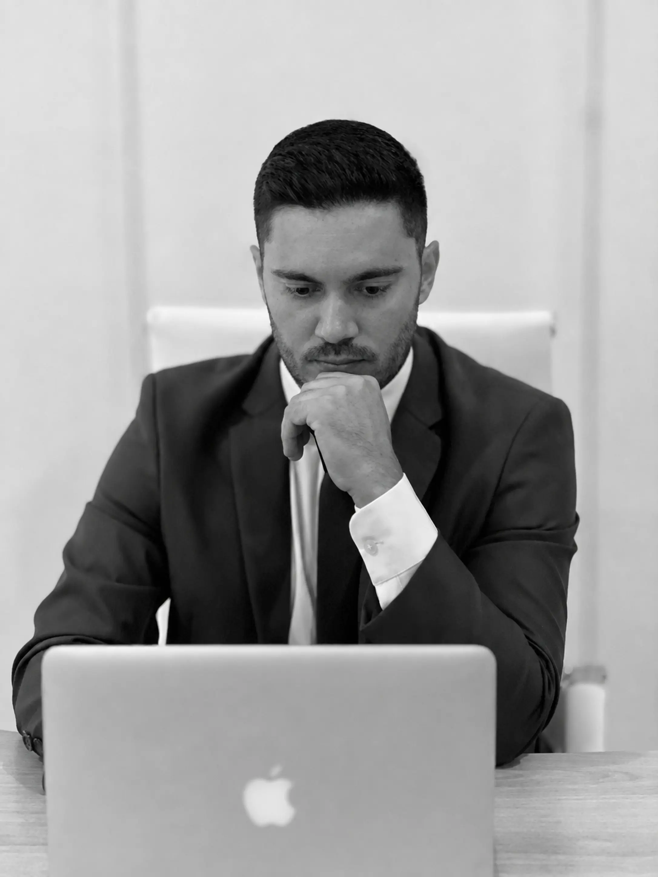 Gilberto Estefano analisando um atendimento em seu notebook